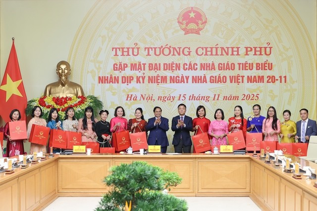 Thủ tướng Phạm Minh Chính, Phó Thủ tướng Lê Thành Long và các thầy, cô giáo tại buổi gặp mặt. Ảnh: VGP/Nhật Bắc