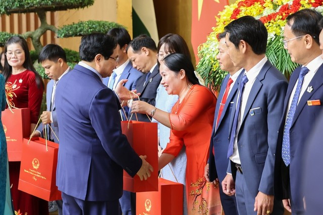 Thủ tướng Phạm Minh Chính tặng quà cho các thầy, cô giáo tại buổi gặp mặt. Ảnh: VGP/Nhật Bắc