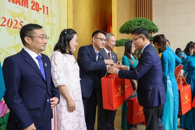 Phó Thủ tướng Lê Thành Long tặng quà cho các thầy, cô giáo tại buổi gặp mặt. Ảnh: VGP/Nhật Bắc