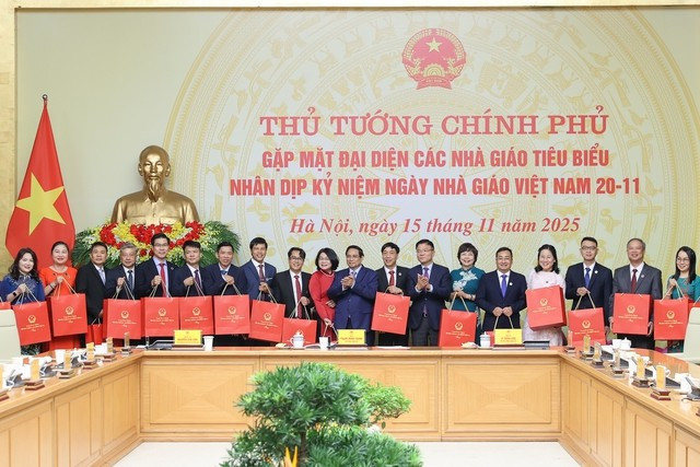 Thủ tướng Phạm Minh Chính, Phó Thủ tướng Lê Thành Long và các thầy, cô giáo tại buổi gặp mặt. Ảnh: VGP/Nhật Bắc