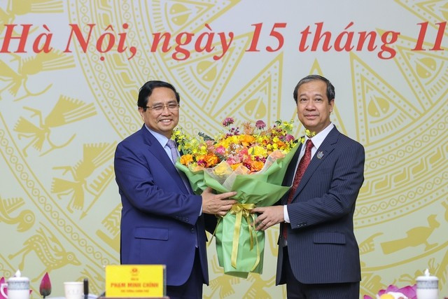 Bộ trưởng Bộ Giáo dục và Đào tạo Nguyễn Kim Sơn tặng hoa chúc mừng PGS.TS, Thủ tướng Phạm Minh Chính nhân Ngày Nhà giáo Việt Nam 20/11. Ảnh: VGP/Nhật Bắc