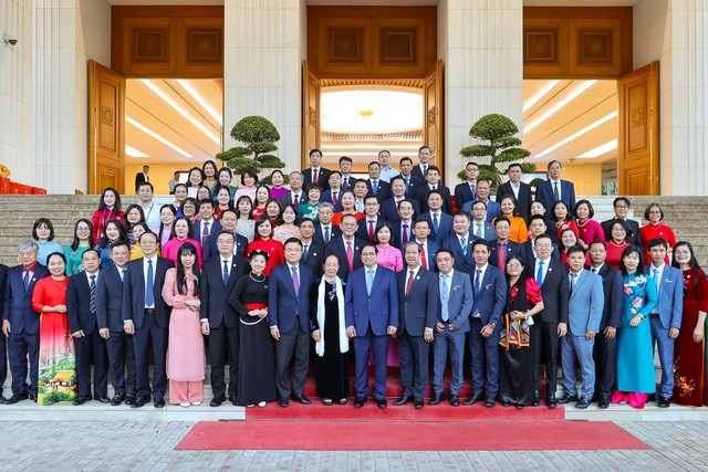 Thủ tướng Phạm Minh Chính, Phó Thủ tướng Lê Thành Long và các thầy, cô giáo tại buổi gặp mặt. Ảnh: VGP/Nhật Bắc