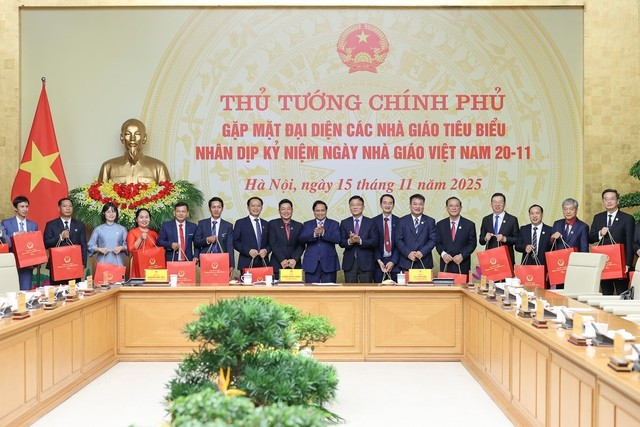 Thủ tướng Phạm Minh Chính, Phó Thủ tướng Lê Thành Long và các thầy, cô giáo tại buổi gặp mặt. Ảnh: VGP/Nhật Bắc
