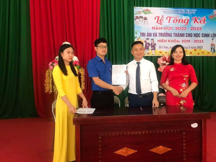 Thầy Hoàng Văn Vinh (áo trắng) - Hiệu trưởng Trường Trung học cơ sở xã Hồ Sơn (huyện Hữu Lũng, tỉnh Lạng Sơn). Ảnh: website Trường Trung tâm học tập Cộng Đồng xã Hồ Sơn img-0217.jpg