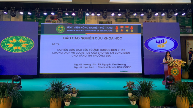 Nhóm sinh viên K66 LOGISB do Tiến sĩ Nguyễn Văn Hướng hướng dẫn trình bày Báo cáo “Nghiên cứu các yếu tố ảnh hưởng đến chất lượng dịch vụ logistics của Shopee tại Long Biên cho mảng thị trường B2C” Nhóm sinh viên K66 LOGISB do Tiến sĩ Nguyễn Văn Hướng hướng dẫn trình bày Báo cáo “Nghiên cứu các yếu tố ảnh hưởng đến chất lượng dịch vụ logistics của Shopee tại Long Biên cho mảng thị trường B2C”