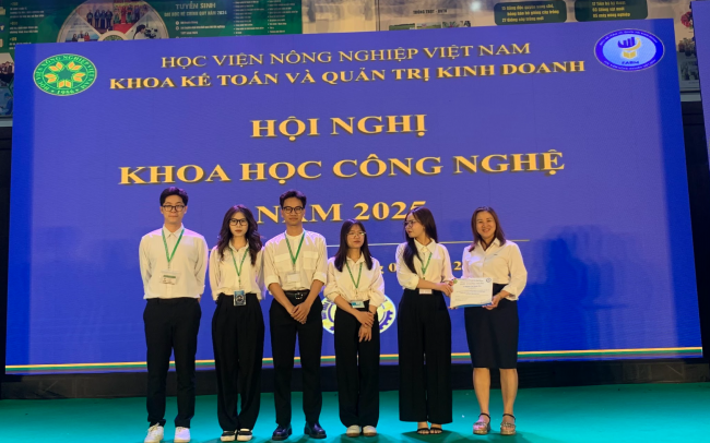Ban Tổ chức trao giấy chứng nhận hoàn thành đề tài cho các nhóm sinh viên nghiên cứu khoa học Ban Tổ chức trao giấy chứng nhận hoàn thành đề tài cho các nhóm sinh viên nghiên cứu khoa học