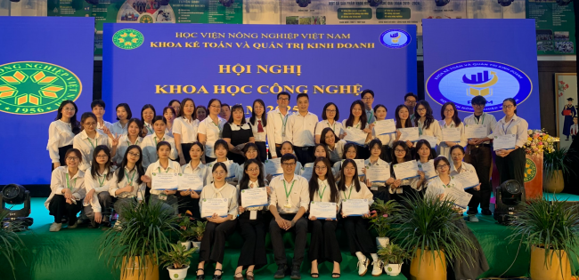 Các đại biểu tham dự Hội nghị chụp ảnh lưu niệm Các đại biểu tham dự Hội nghị chụp ảnh lưu niệm