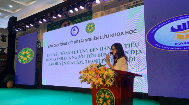 Nhóm sinh viên K66 LOGISB do Tiến sĩ Lê Thị Kim Oanh hướng dẫn trình bày Báo cáo “Các yếu tố ảnh hưởng đến hành vi tiêu dùng xanh của người tiêu dùng trên địa bàn huyện Gia Lâm, thành phố Hà Nội” Nhóm sinh viên K66 LOGISB do Tiến sĩ Lê Thị Kim Oanh hướng dẫn trình bày Báo cáo “Các yếu tố ảnh hưởng đến hành vi tiêu dùng xanh của người tiêu dùng trên địa bàn huyện Gia Lâm, thành phố Hà Nội”