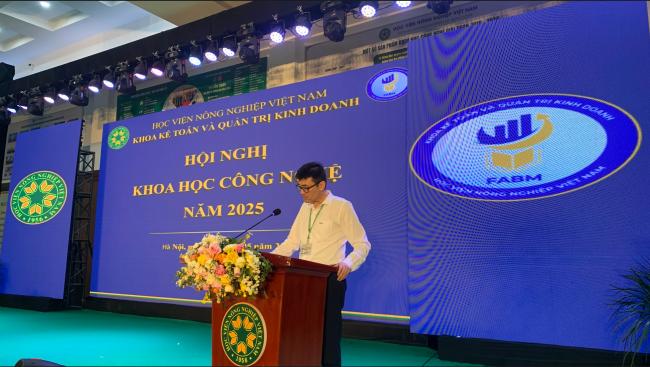 PGS.TS. Nguyễn Anh Trụ trình bày Báo cáo tổng kết tại Hội nghị PGS.TS. Nguyễn Anh Trụ trình bày Báo cáo tổng kết tại Hội nghị