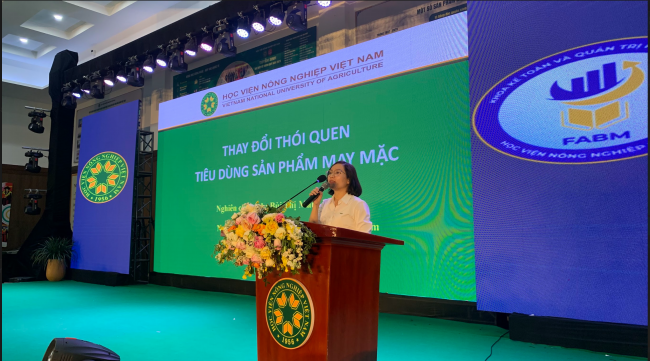 Nghiên cứu sinh Bùi Thị Mai Linh trình bày Báo cáo “Thay đổi thói quen tiêu dùng sản phẩm may mặc” Nghiên cứu sinh Bùi Thị Mai Linh trình bày Báo cáo “Thay đổi thói quen tiêu dùng sản phẩm may mặc”