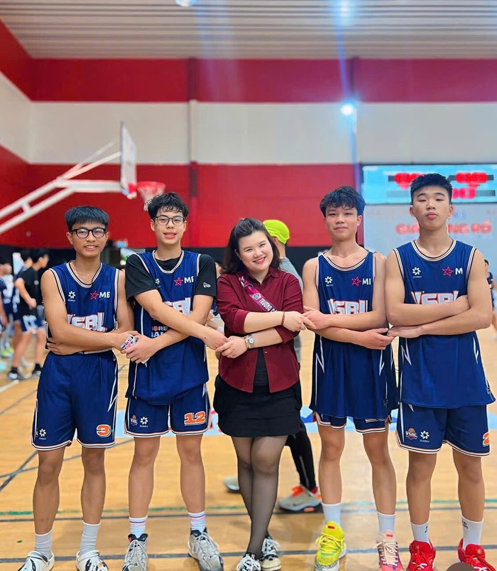 Cầu thủ Nguyễn Đức Anh (đứng thứ 2 từ trái sang). Ảnh: NVCC z6896047963432-7c14b804135871976acab603e991c437.jpg