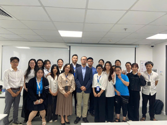 Giám đốc doanh nghiệp Nhật Bản tới Trường Đại học CMC giảng dạy và phỏng vấn sinh viên. Ảnh: NTCC z6810208261575-d86ab254b03f86f0ef4830ec73128016.jpg