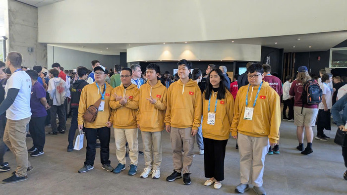 Học sinh Võ Trọng Khải (đứng thứ 3 từ trái sang) cùng các đồng đội đại diện Việt Nam tham gia Kỳ thi Olympic Toán học Quốc tế 2025. (Ảnh: NVCC) z6831019654770-23d3bd6bf5afdf285e17aef4a7454b81.jpg