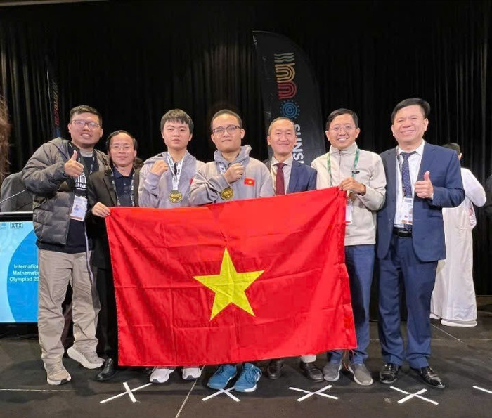 Trọng Khải (đứng thứ 3 từ trái sang) giành Huy chương Vàng tại Kỳ thi Olympic Toán học Quốc tế 2025 với số điểm cao nhất đội Việt Nam (38/42 điểm). Ảnh: NVCC z6831019668965-a08c13caecfc4ef327c7ec268d8c383b-7122.jpg