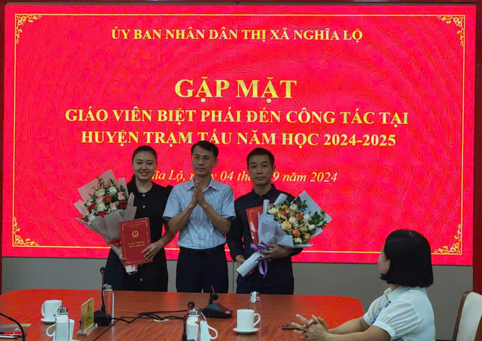 Thầy Nguyễn Đức Vinh (Bên phải) - Giáo viên môn Tiếng Anh, Trường Tiểu học và Trung học cơ sở Lý Tự Trọng (thị xã Nghĩa Lộ, tỉnh Yên Bái). Ảnh: NVCC anh-man-hinh-2024-09-27-luc-163212-252.png