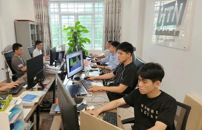 Nhân sự Công ty Cổ phần Ứng dụng công nghệ HTN. Ảnh: NVCC z6929414417224-fca696f28ddec621b678f7bb98d13769.jpg