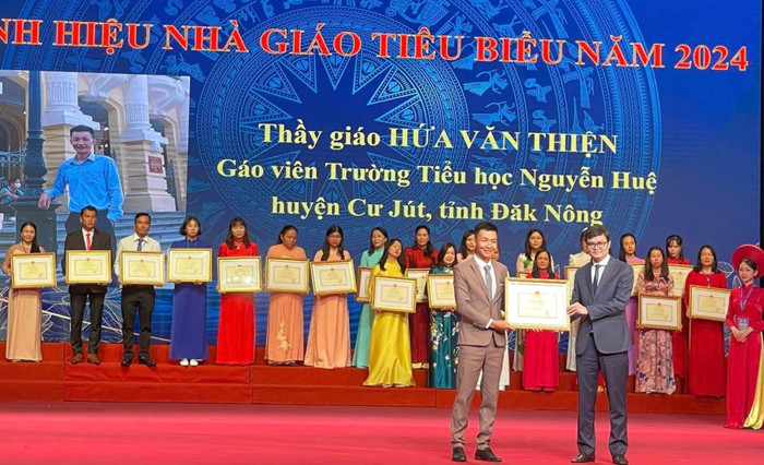 Thầy Hứa Văn Thiện - Giáo viên Trường Tiểu học Nguyễn Huệ (xã Đắk Wil, tỉnh Lâm Đồng). Ảnh: website nhà trường 481161320-614688838115245-3589587313594592218-n-2934.jpg