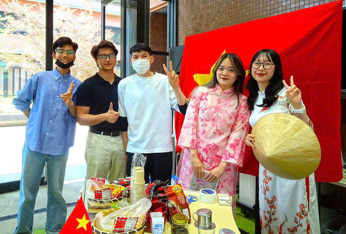 An Khương (ngoài cùng bên phải) tham gia trao đổi ngắn hạn tại Đại học Quốc tế Osaka. Ảnh: NVCC tham-gia-to-chuc-vietnam-day-2024-gioi-thieu-va-huong-dan-ban-be-cac-nuoc-ve-cafe-phin-viet-nam-2.jpg