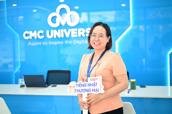 Cô Trình Thị Phương Thảo - Giám đốc chương trình Ngôn ngữ Nhật, Khoa Ngôn ngữ, Trường Đại học CMC. (Ảnh: website nhà trường) tu-giang-duong-den-doi-thuc-cau-chuyen-cua-ts-trinh-thi-phuong-thao-nguoi-truyen-cam-hung-ket-noi-van-hoa-nhat-trong-ky-nguyen-cong-nghe-tai-truong-dai-hoc-cmc-1.jpg