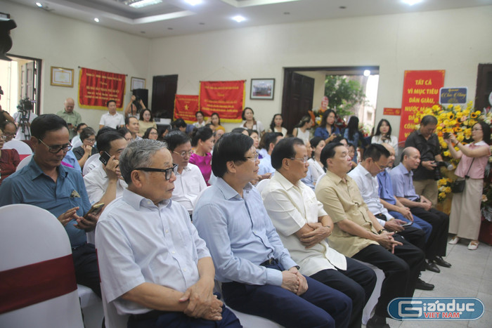 Khách mời tham dự buổi lễ. Khách mời tham dự buổi lễ.