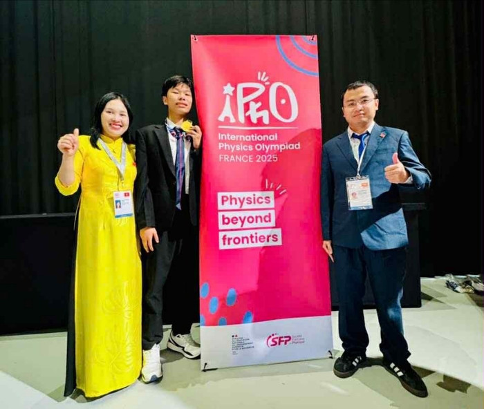Cô Cao Thị Lan Thanh - Hiệu trưởng Trường Trung học phổ thông Chuyên Phan Bội Châu và thầy giáo chủ nhiệm Lê Xuân Bảo luôn đồng hành cùng Thế Quân trong suốt kỳ thi. Ảnh: NVCC 6b0613f0-0506-44f9-85d6-f9e02a558e08-5403.jpg