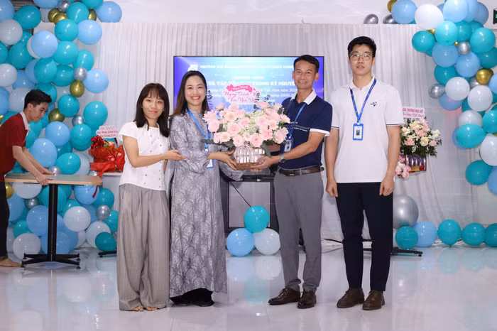 Đại diện các đơn vị tặng hoa chúc mừng.