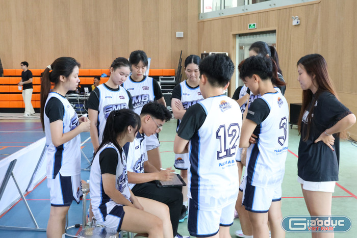 Đội FTU bàn chiến thuật giữa hiệp. gdvn-img-4978.jpg