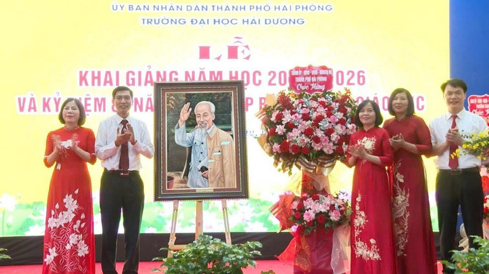 Tiến sĩ Nguyễn Văn Quyên (ngoài cùng bên phải) - Phó Hiệu trưởng Trường Đại học Hải Dương. Ảnh: NVCC z7129924346988-4c8aeb19e35b6082cbdd817f67ba2f0b.jpg