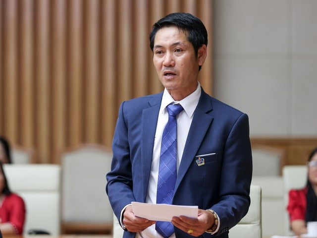 Thầy Nguyễn Trần Vỹ, Hiệu trưởng trường Phổ thông dân tộc bán trú Ngọc Linh (xã trà Linh, TP. Đà Nẵng) phát biểu tại buổi gặp mặt. Ảnh: VGP/Nhật Bắc