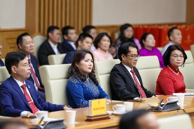 Thủ tướng ghi nhận và nhiệt liệt biểu dương sự nỗ lực, phấn đấu không mệt mỏi, sự hi sinh thầm lặng, cống hiến hết sức mình của đội ngũ nhà giáo nói riêng và toàn ngành giáo dục và đào tạo nói chung. Ảnh: VGP/Nhật Bắc