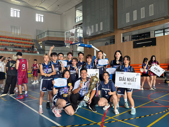 U23 nữ đội MVP chụp ảnh lưu niệm sau khi giành cúp vô địch GMB League 2025. Ảnh: NVCC z6990370577463-2c7b14679984c0cc2be244133cf26a70.jpg