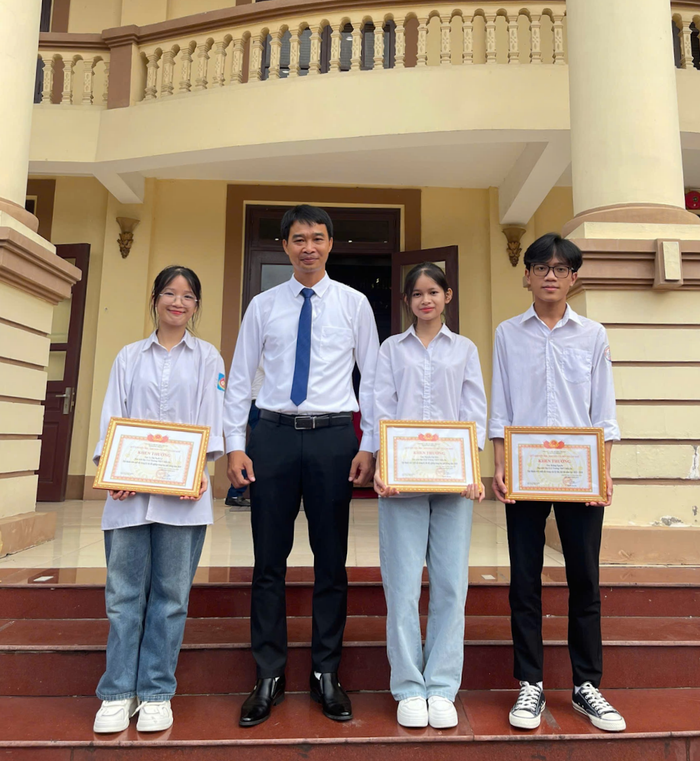 Thầy Nguyễn Xuân Thịnh - Hiệu trưởng Trường Trung học cơ sở Chương Xá (xã Cẩm Khê, tỉnh Phú Thọ). Ảnh: Nhân vật từng cung cấp image.png