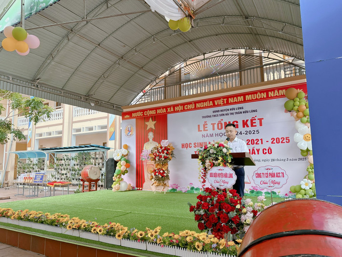 Thầy Hoàng Văn Vinh - Hiệu trưởng Trường Trung học cơ sở Sơn Hà (thị trấn Hữu Lũng, tỉnh Lạng Sơn). Ảnh: website nhà trường 502449036-122165159444544998-6963457689845831506-n.jpg