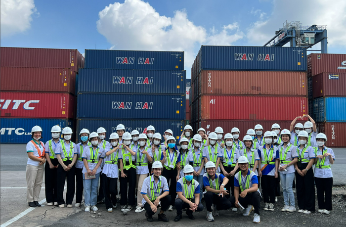 Sinh viên được trải nghiệm môi trường làm việc thực tế. (Ảnh: website nhà trường) anh-1.png
