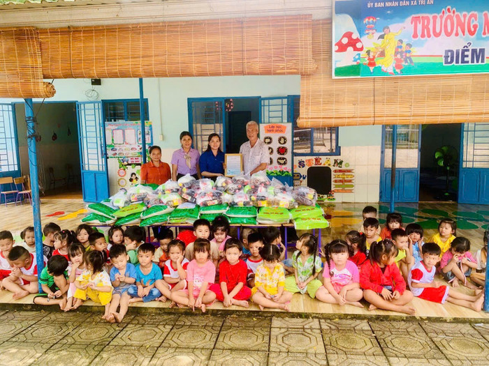 Cô Nga chủ động kết nối các mạnh thường quân, vận động hàng trăm phần quà cho các em. Ảnh: NVCC 650a881d7816f548ac07.jpg