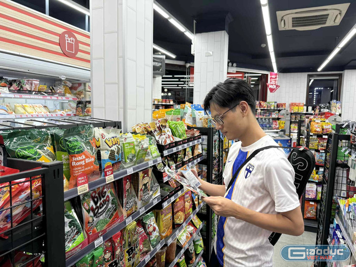 Anh Khanh ưu tiên mua đồ ở những cửa hàng có thanh toán hoá đơn điện tử để dễ dàng kiểm tra sản phẩm. Ảnh: Yên Đan gdvn-gdvn.jpg