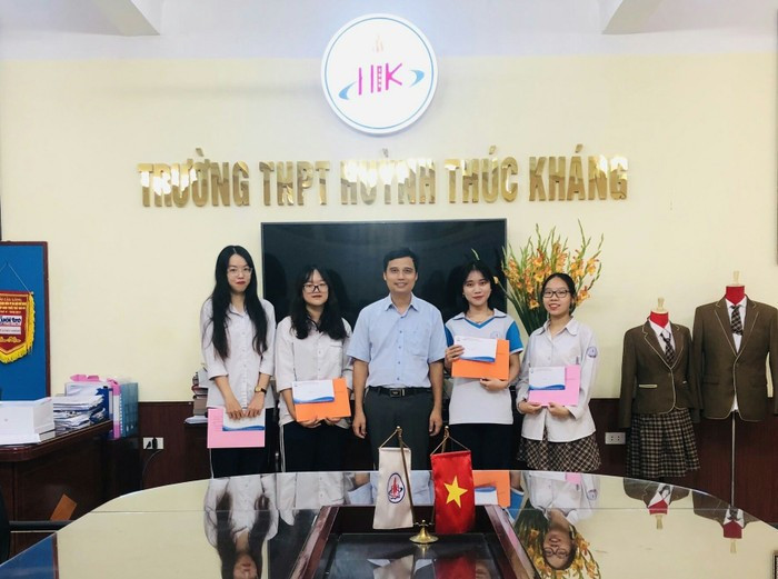 Thầy Phan Như Hùng - Hiệu trưởng Trường Trung học phổ thông Huỳnh Thúc Kháng (phường Thanh Xuân, Hà Nội). Ảnh: website nhà trường image-17.jpg