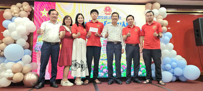 Thế Quân nhận được sự quan tâm, động viên từ Sở Giáo dục và Đào tạo tỉnh Nghệ An, nhà trường và gia đình. Ảnh: NVCC 2f315f66-0467-4683-b98a-e54af1d0ab5f.jpg