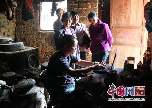 Phóng viên tác nghiệp trực tiếp tại gian bếp nhà anh Binh Phóng viên tác nghiệp trực tiếp tại gian bếp nhà anh Binh