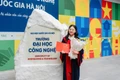 Thủ khoa ngành Hệ thống thông tin Nguyễn Lê Linh Chi. Ảnh: NVCC