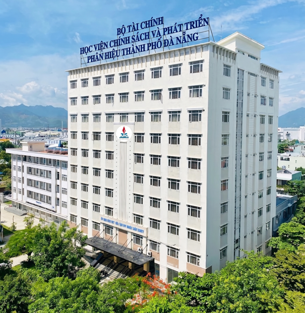 Phân hiệu Học viện Chính sách và Phát triển tại thành phố Đà Nẵng có địa chỉ số 143 đường Nguyễn Lương Bằng, phường Liên Chiểu, thành phố Đà Nẵng.
