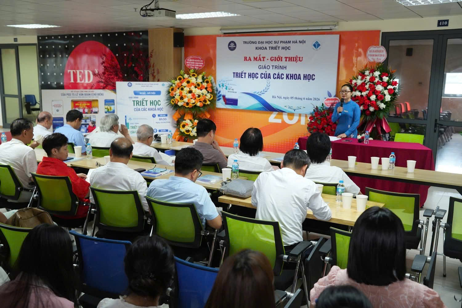 Toàn cảnh buổi Lễ ra mắt và giới thiệu Giáo trình “Triết học của các khoa học" diễn ra sáng ngày 5/6/2026. Ảnh: Khoa Triết học, Trường Đại học Sư phạm Hà Nội.
