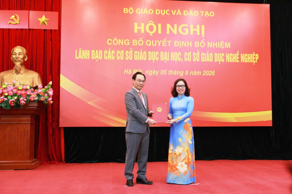Bộ trưởng Bộ trưởng Bộ Giáo dục và Đào tạo Hoàng Minh Sơn trao Quyết định bổ nhiệm Phó Giáo sư, Tiến sĩ Nguyễn Thị Nhung giữ chức vụ Hiệu trưởng Trường Đại học Mở Hà Nội. Ảnh: NTCC