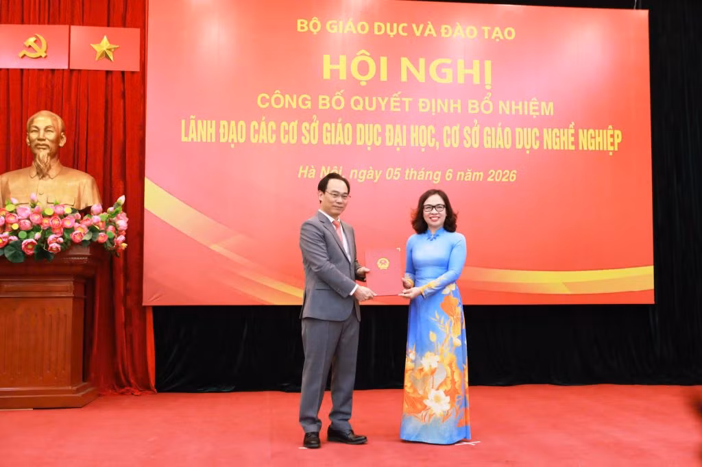 Bộ trưởng Bộ trưởng Bộ Giáo dục và Đào tạo Hoàng Minh Sơn trao Quyết định bổ nhiệm Phó Giáo sư, Tiến sĩ Nguyễn Thị Nhung giữ chức vụ Hiệu trưởng Trường Đại học Mở Hà Nội. Ảnh: NTCC