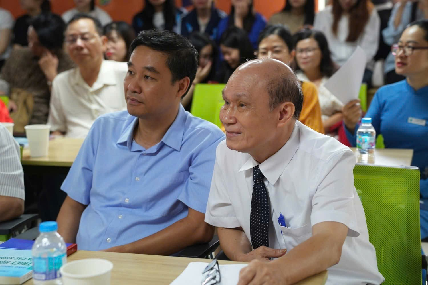 Phó Giáo sư, Tiến sĩ Lê Văn Đoán – nguyên Phó Trưởng khoa Triết học, Trường Đại học Sư phạm Hà Nội (bên phải hình). Ảnh: Khoa Triết học, Trường Đại học Sư phạm Hà Nội.