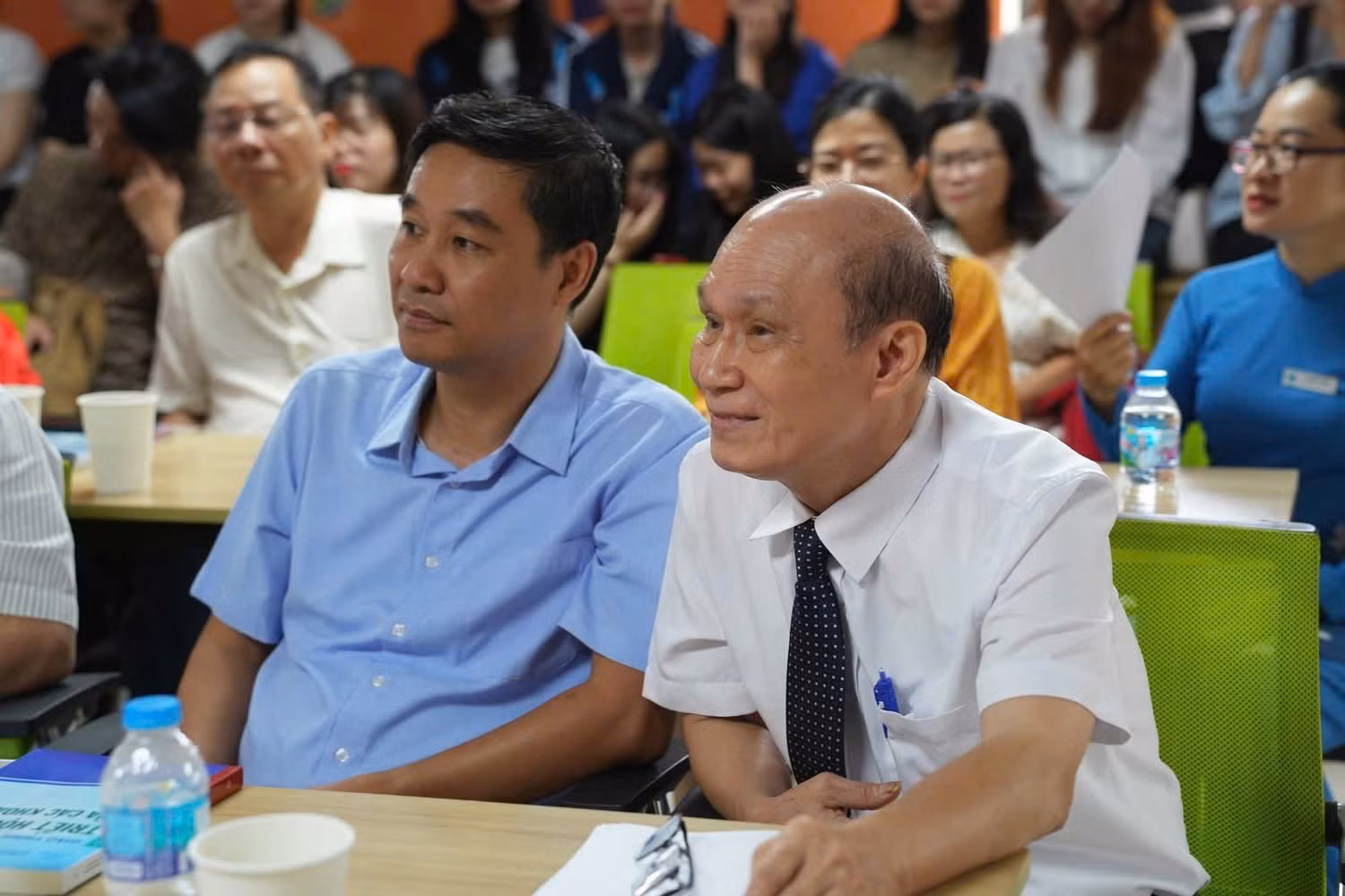 Phó Giáo sư, Tiến sĩ Lê Văn Đoán – nguyên Phó Trưởng khoa Triết học, Trường Đại học Sư phạm Hà Nội (bên phải hình). Ảnh: Khoa Triết học, Trường Đại học Sư phạm Hà Nội.