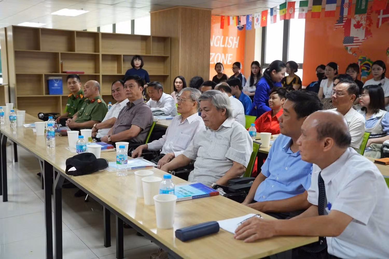 Các đại biểu tham dự Lễ ra mắt và giới thiệu Giáo trình “Triết học của các khoa học”. Ảnh: Khoa Triết học, Trường Đại học Sư phạm Hà Nội.
