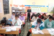 Lớp học xóa mù chữ ở điểm trường Làng Sáng 
