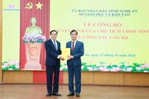 Ông Võ Trọng Hải - Phó Bí thư Tỉnh ủy, Chủ tịch Uỷ ban nhân dân tỉnh trao quyết định, tặng hoa chúc mừng tân Giám đốc Sở Giáo dục và Đào tạo tỉnh Nguyễn Văn Khoa. Ảnh: Báo Nghệ An