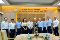 Đại diện Học viện Công nghệ Bưu chính Viễn thông chụp ảnh lưu niệm cùng đoàn giáo sư Đại học Boise State (Hoa Kỳ). Ảnh: ptit.edu.vn